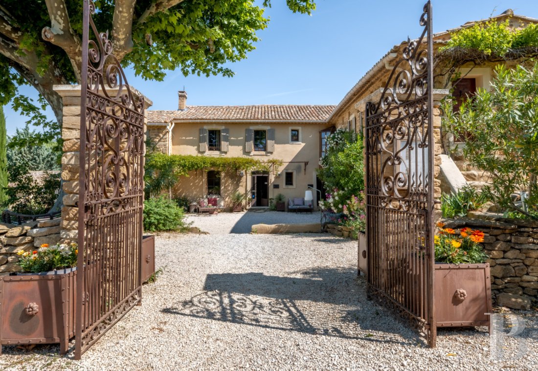 Dans le Vaucluse, aux environs de Beaumes-de-Venise,  une ancienne ferme du 18e siècle bordée de vignes - photo  n°37
